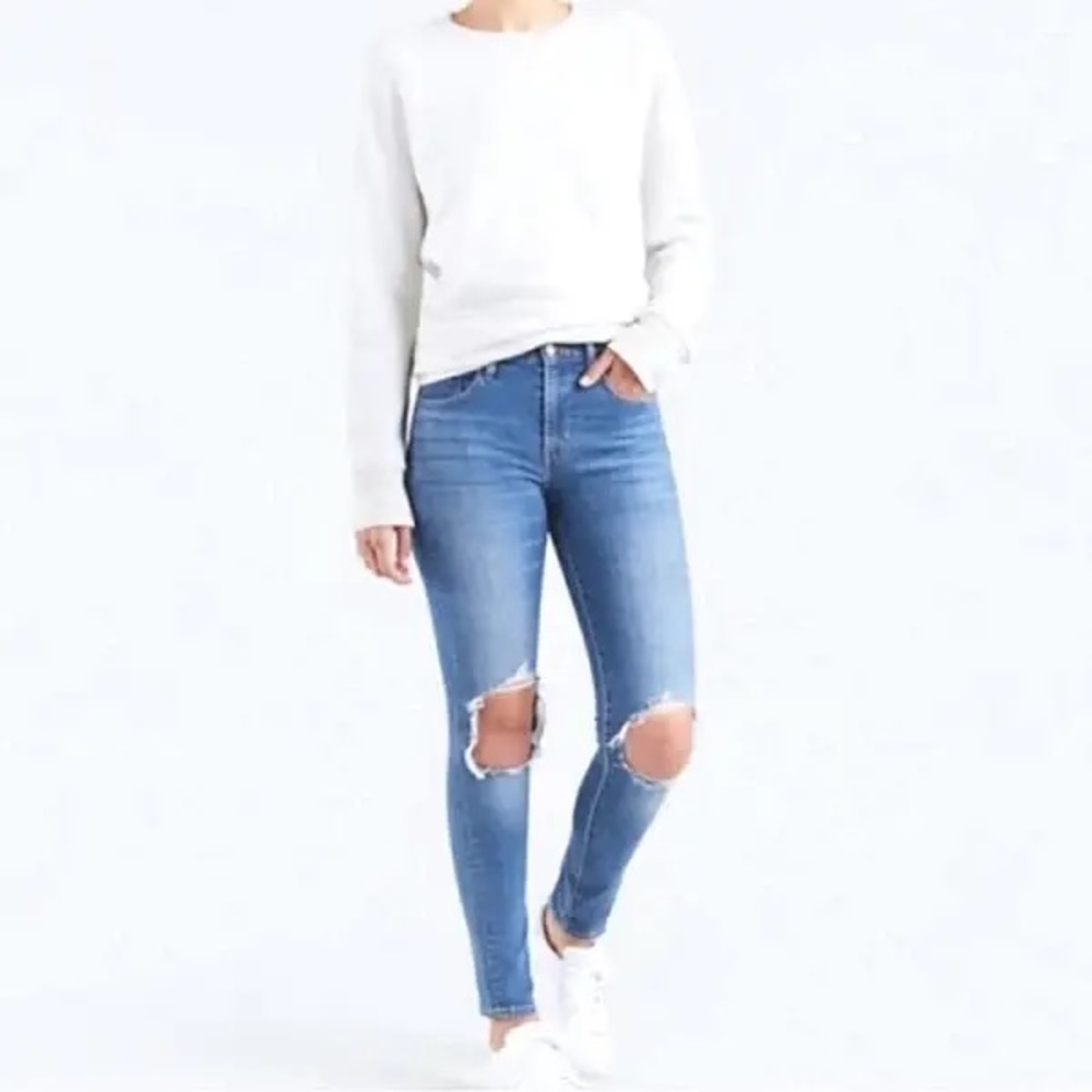 Levi’s Jeans 721 High Rise Skinny Jean. Medium Wash with Knee Hole Rips. Size 28